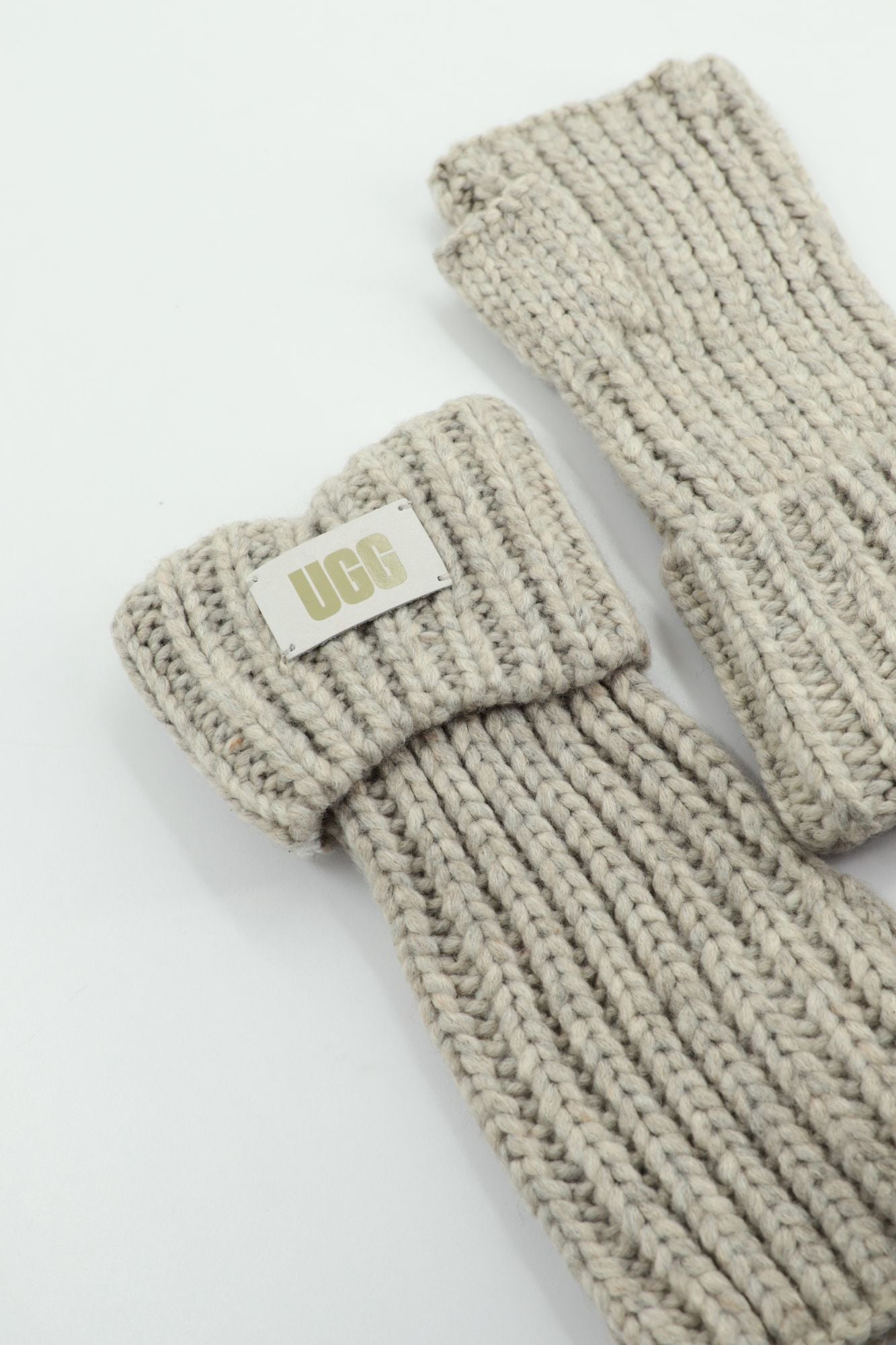 UGG CHUNKY FINGERLESS CUFF GLO en color GRIS (4)