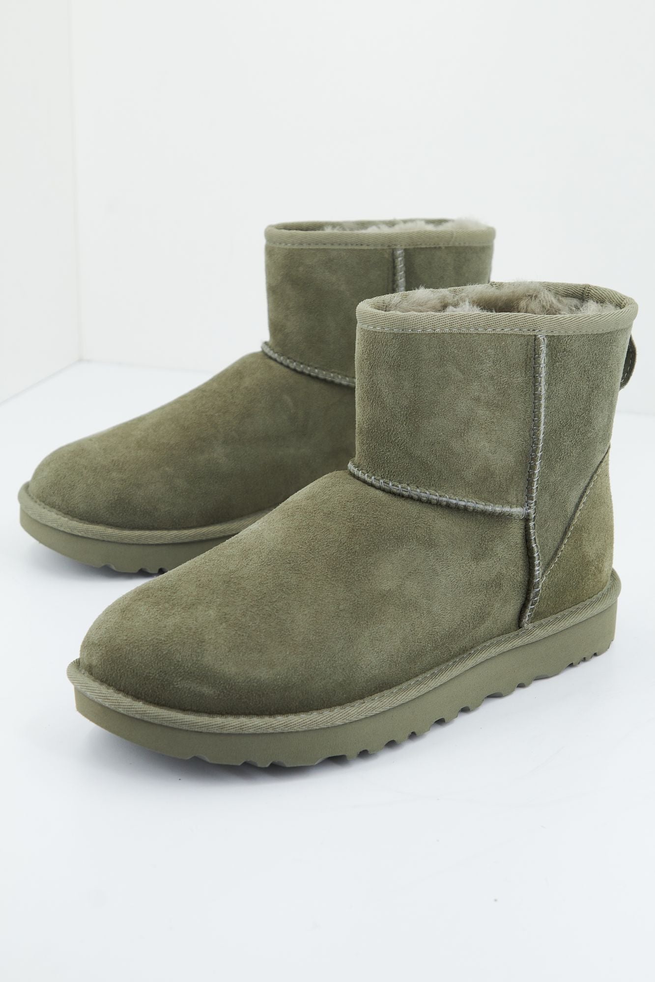 UGG CLASSIC MINI II en color VERDE (2)